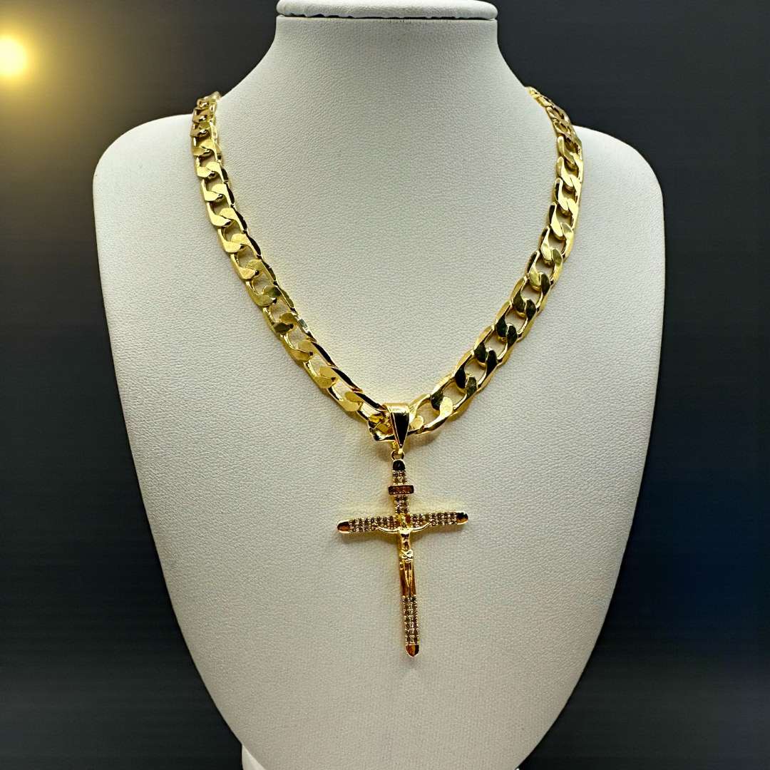 Cadena Barbada 8mm Con Cristo Diamantado en Oro Laminado de 18K