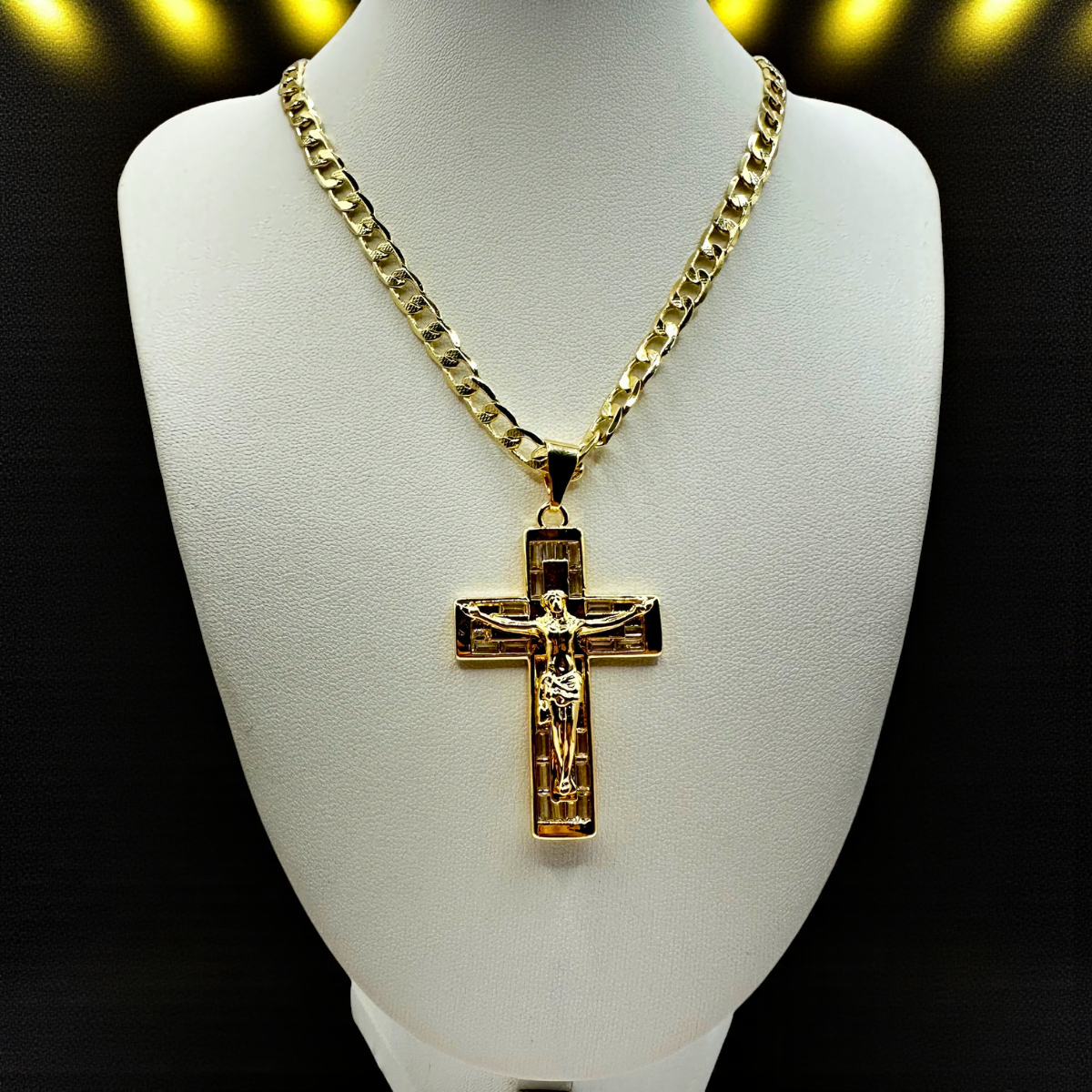 Cadena Barbada 5mm Con Cristo en Oro Laminado de 18K
